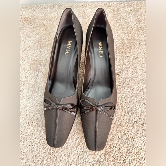 VANELI Vero Cuoio Chocolate Fabric Kitten‎ Heel Pump Size 9S - Picture 1 of 9